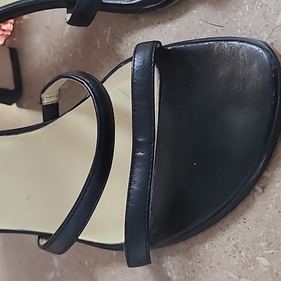 Ann Marino Size 8 Black Strappy-Slip In Sandals - Picture 3 of 4